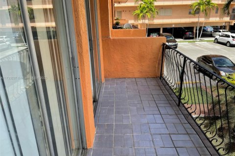 Condominio en venta en Hialeah, Florida, 2 dormitorios, 100.33 m2 № 1937383 - foto 12