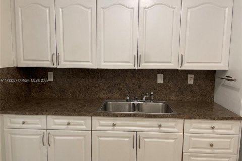 Condominio en venta en Hialeah, Florida, 2 dormitorios, 100.33 m2 № 1937383 - foto 5