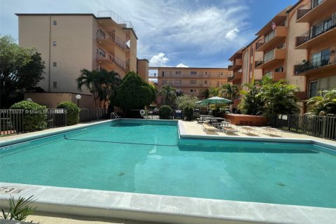 Condominio en venta en Hialeah, Florida, 2 dormitorios, 100.33 m2 № 1937383 - foto 1