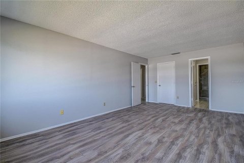 Condo in Belleair Bluffs, Florida, 2 bedrooms  № 2385934 - photo 25