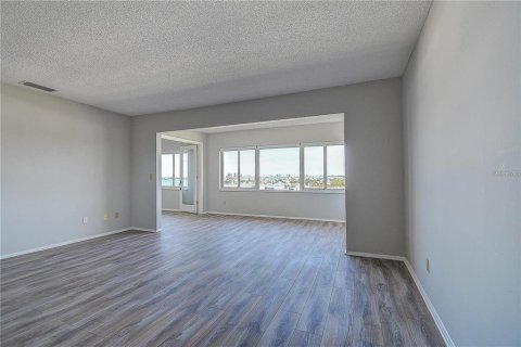 Condo in Belleair Bluffs, Florida, 2 bedrooms  № 2385934 - photo 16