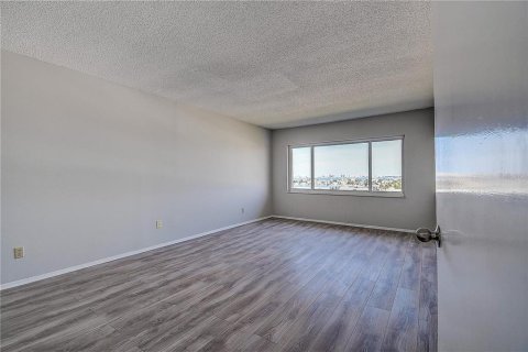 Condo in Belleair Bluffs, Florida, 2 bedrooms  № 2385934 - photo 23