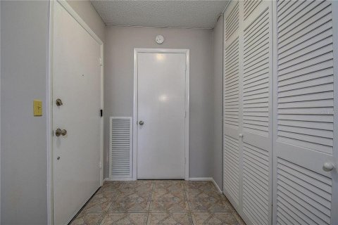 Condo in Belleair Bluffs, Florida, 2 bedrooms  № 2385934 - photo 6