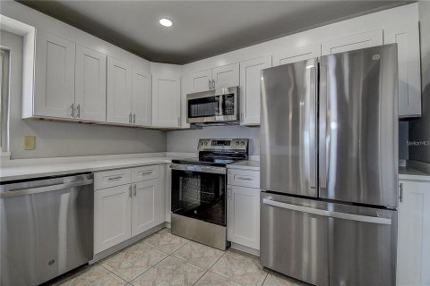 Condo in Belleair Bluffs, Florida, 2 bedrooms  № 2385934 - photo 11
