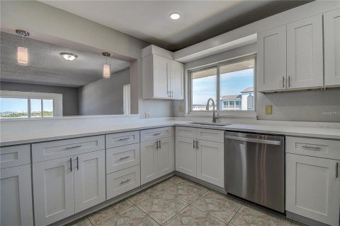 Condo in Belleair Bluffs, Florida, 2 bedrooms  № 2385934 - photo 10
