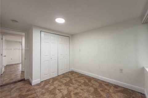 Casa en venta en Miami Springs, Florida, 5 dormitorios, 202.71 m2 № 2006494 - foto 12