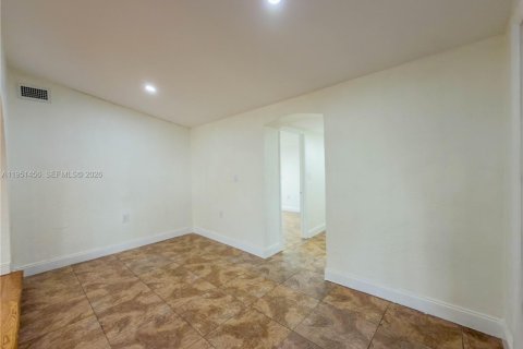 Casa en venta en Miami Springs, Florida, 5 dormitorios, 202.71 m2 № 2006494 - foto 10