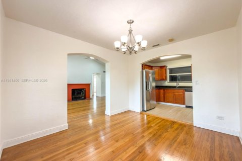 Casa en venta en Miami Springs, Florida, 5 dormitorios, 202.71 m2 № 2006494 - foto 6