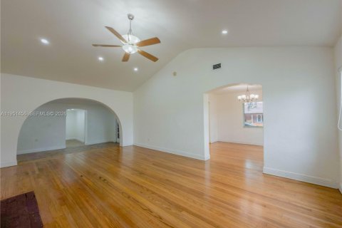 Casa en venta en Miami Springs, Florida, 5 dormitorios, 202.71 m2 № 2006494 - foto 2