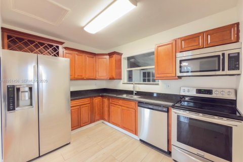 Casa en venta en Miami Springs, Florida, 5 dormitorios, 202.71 m2 № 2006494 - foto 7