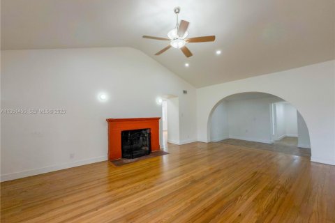 Casa en venta en Miami Springs, Florida, 5 dormitorios, 202.71 m2 № 2006494 - foto 3