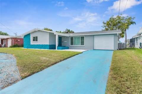 House in Hudson, Florida 2 bedrooms, 129.04 sq.m. № 1765629 - photo 1