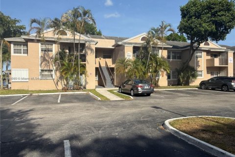 Condo in Pembroke Pines, Florida, 2 bedrooms  № 1925299 - photo 1