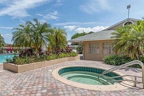Condo in Pembroke Pines, Florida, 2 bedrooms  № 1925299 - photo 17
