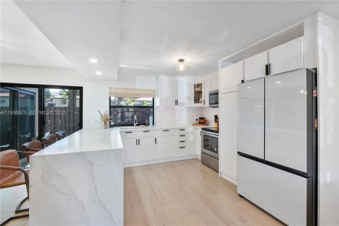 House in Miami, Florida 2 bedrooms, 119.84 sq.m. № 1994912 - photo 16