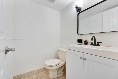 House in Miami, Florida 2 bedrooms, 119.84 sq.m. № 1994912 - photo 24