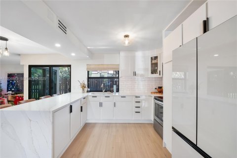 House in Miami, Florida 2 bedrooms, 119.84 sq.m. № 1994912 - photo 4