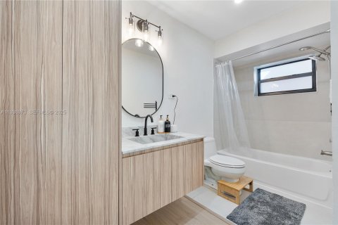 House in Miami, Florida 2 bedrooms, 119.84 sq.m. № 1994912 - photo 12