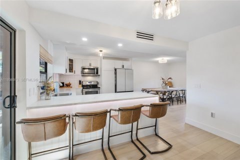 House in Miami, Florida 2 bedrooms, 119.84 sq.m. № 1994912 - photo 2