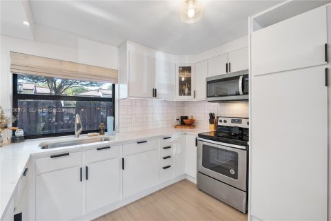 House in Miami, Florida 2 bedrooms, 119.84 sq.m. № 1994912 - photo 28