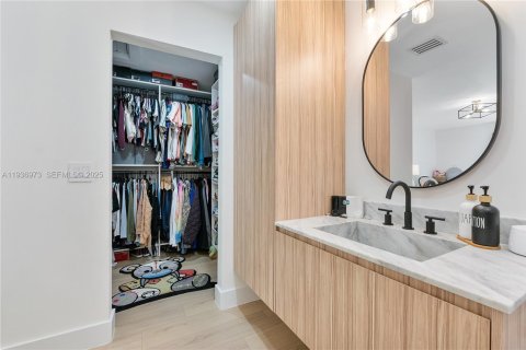 House in Miami, Florida 2 bedrooms, 119.84 sq.m. № 1994912 - photo 13