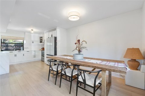 House in Miami, Florida 2 bedrooms, 119.84 sq.m. № 1994912 - photo 5