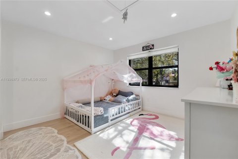 House in Miami, Florida 2 bedrooms, 119.84 sq.m. № 1994912 - photo 10