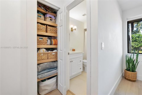 House in Miami, Florida 2 bedrooms, 119.84 sq.m. № 1994912 - photo 14