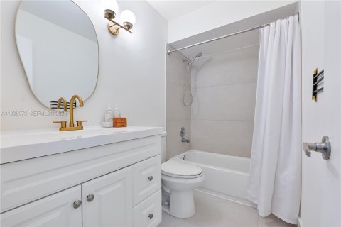 House in Miami, Florida 2 bedrooms, 119.84 sq.m. № 1994912 - photo 9