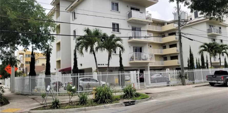 Condominio en Miami, Florida, 2 dormitorios № 1942402