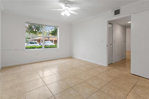 Condo in Coconut Creek, Florida, 2 bedrooms  № 2008359 - photo 11