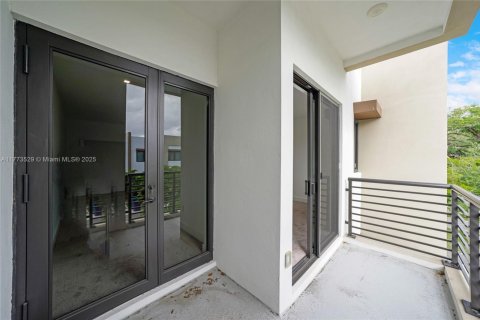 Townhouse in Dania Beach, Florida 3 bedrooms, 146.97 sq.m. № 1741445 - photo 23