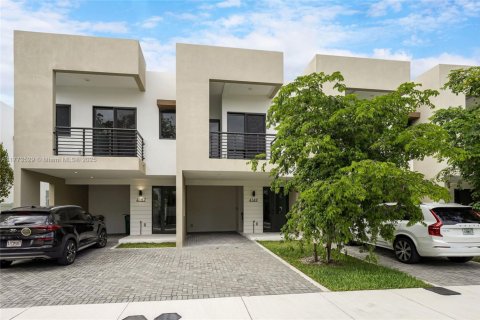 Townhouse in Dania Beach, Florida 3 bedrooms, 146.97 sq.m. № 1741445 - photo 1