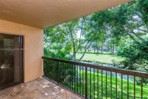 Condo in Coral Springs, Florida, 2 bedrooms № 2267712 - photo 13
