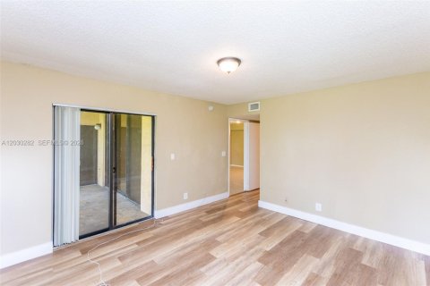 Condo in Coral Springs, Florida, 2 bedrooms № 2267712 - photo 24
