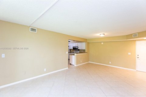 Condo in Coral Springs, Florida, 2 bedrooms № 2267712 - photo 10