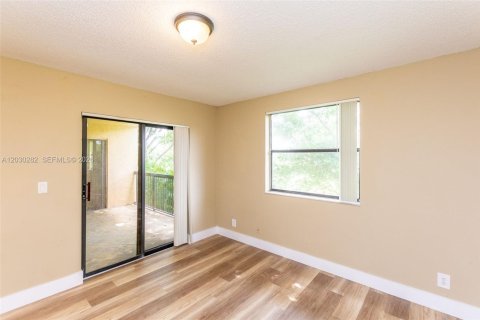 Condo in Coral Springs, Florida, 2 bedrooms № 2267712 - photo 30