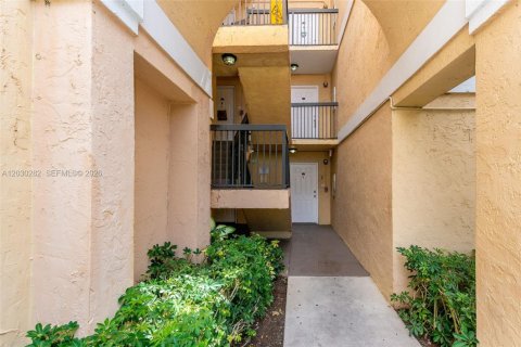 Condo in Coral Springs, Florida, 2 bedrooms № 2267712 - photo 4