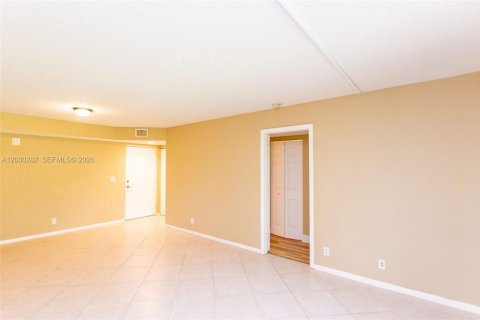 Condo in Coral Springs, Florida, 2 bedrooms № 2267712 - photo 9