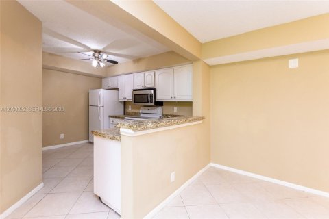Condo in Coral Springs, Florida, 2 bedrooms № 2267712 - photo 17