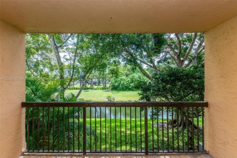 Condo in Coral Springs, Florida, 2 bedrooms № 2267712 - photo 12