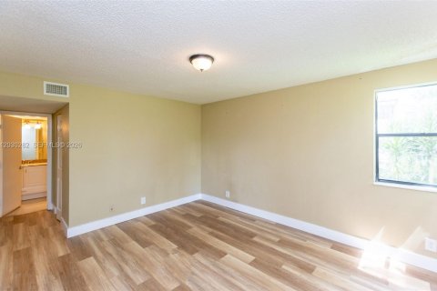 Condo in Coral Springs, Florida, 2 bedrooms № 2267712 - photo 25