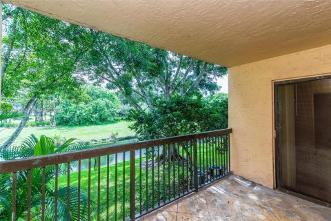 Condo in Coral Springs, Florida, 2 bedrooms № 2267712 - photo 14