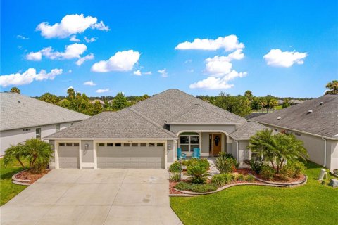 House in The Villages, Florida 4 bedrooms, 208.84 sq.m. № 1912535 - photo 1
