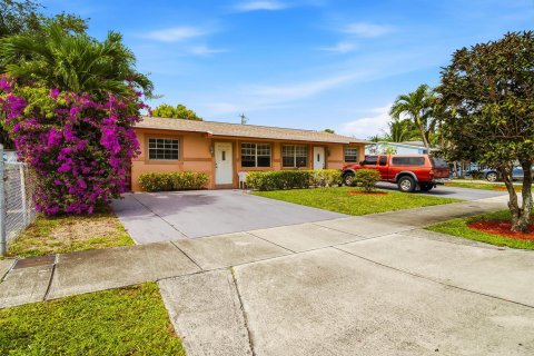 Commercial property in Pompano Beach, Florida 214.14 sq.m. № 2187633