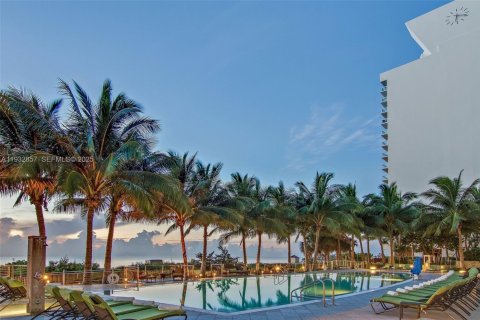 Condominio en alquiler en Miami Beach, Florida, 2 dormitorios, 145.39 m2 № 1991052 - foto 20
