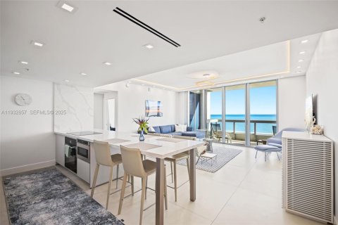 Condominio en alquiler en Miami Beach, Florida, 2 dormitorios, 145.39 m2 № 1991052 - foto 1