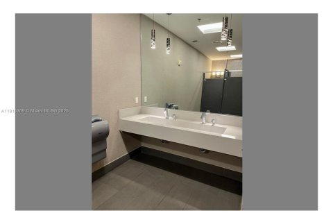 Купить коммерческую недвижимость в Майами, Флорида № 1971553 - фото 8