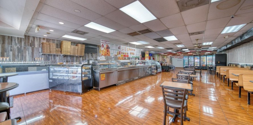 Commercial property in Hialeah, Florida № 2041156