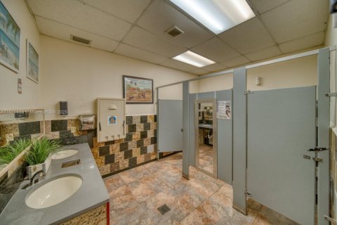 Commercial property in Hialeah, Florida № 2041156 - photo 30